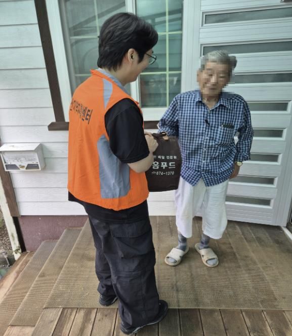 지난 5일 저소득 보훈가족 어르신께 밑반찬을 전달하는 모습