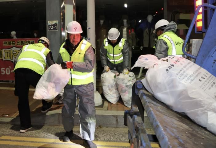 일일 환경미화원을 체험하고 있는 태안군 공무원들의 모습.