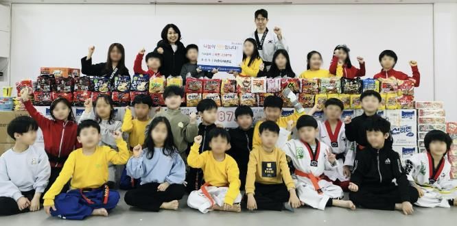 자란다태권도, 수원시 영통구 망포1동에 '사랑의 라면트리' 기부