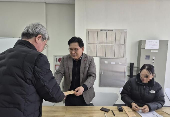 노인 목욕·이미용권 현장 배부 모습