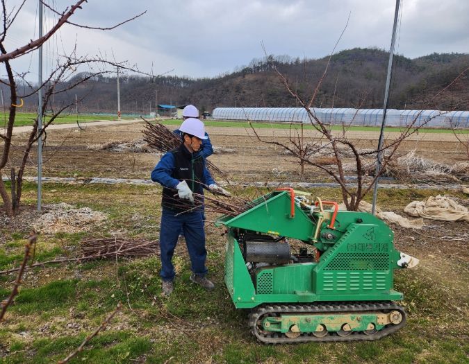 군위군,‘찾아가는 영농부산물 파쇄 지원’호응 크다