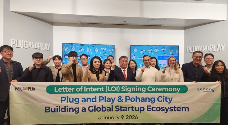9일 플러그앤플레이를 방문한 포항시 대표단. 오른쪽부터 세 번째 플러그앤플레이 코리아 대표 신성우, 네 번째 플러그앤플레이 엘리나 골지(Elina Gorji) 이사, 다섯 번째 플러그앤플레이 sobhan khani(소브한 카니) 부사장.