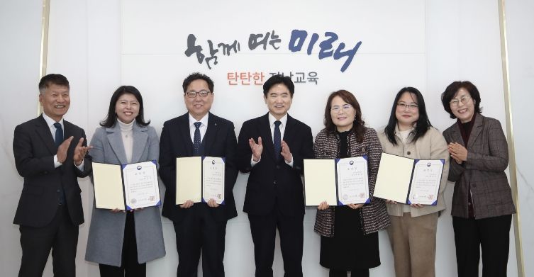 김대중 전남교육감(맨 가운데)과 교육청 관계자, 교육부 장관상을 수상한 학부모들이 전수식을 마친 뒤 기념사진 촬영을 하고 있다.