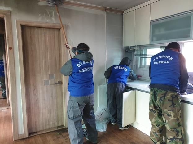 홍성군 갈산면 바르게살기위원회, 화재피해 가정에 청소 봉사