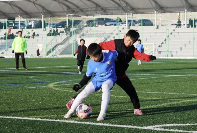 괴산군스포츠타운에서 유소년 팀이 연습경기를 하고 있다
