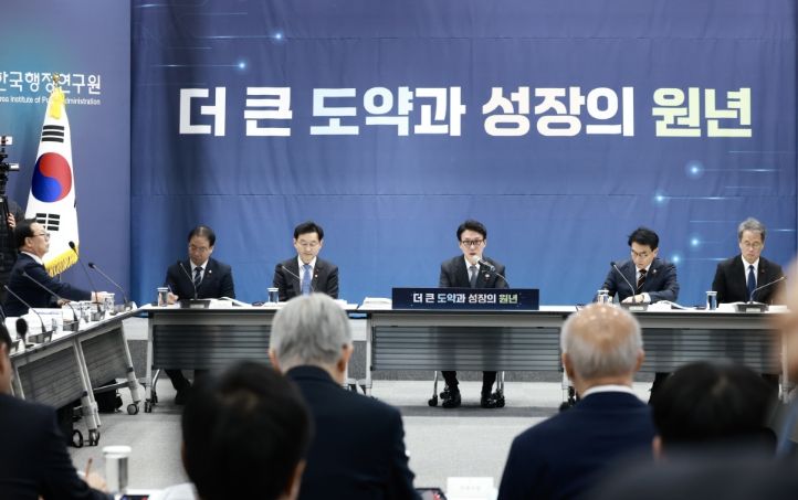 김민석 국무총리가 12일 은평구 한국행정연구원에서 열린 인사혁신처·법제처·식품의약품안전처·국가데이터처·지식재산처·원자력안전위원회 업무보고에서 발언을 하고 있다.