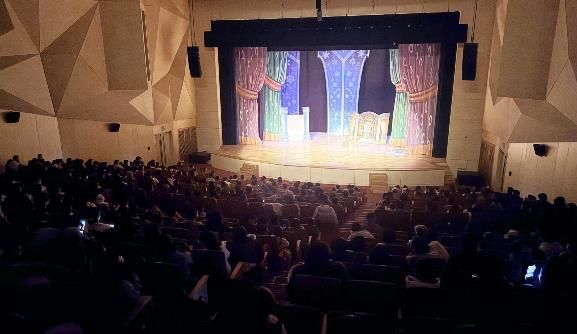 강진아트홀 2026년 첫 번째 공연을 관람하러온 관객이 대공연장을 가득 메우고 있다.