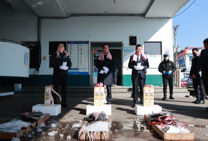 13일 삼천포수협 초매식