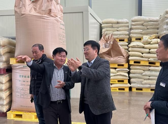 이호범 부군수가 천운농협 콩 종합처리장을 방문해 격려하는 모습