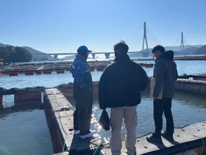 여수시가 1월 14일 오전 10시를 기해 가막만과 여자만 해역에 저수온 주의보가 발령됨에 따라, 양식어가 피해 최소화를 위한 전방위적 예방 활동에 나섰다.