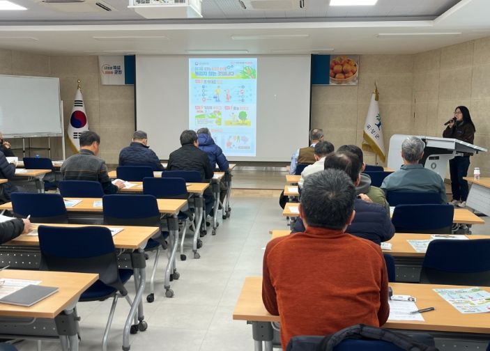 곡성군이 새해를 맞아 농업인들을 대상으로 감염병 예방 교육을 추진하고 있다.