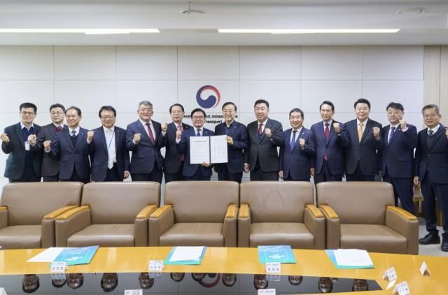 국토교통부 장관실에서 김윤덕 장관과 3개도 13개 시군 지자체장(부단체장)과 중부권 동서횡단철도 건설사업의 제5차 국가철도망 구축계획 반영하기 위한 건의서 전달식 진행 후 기념촬영