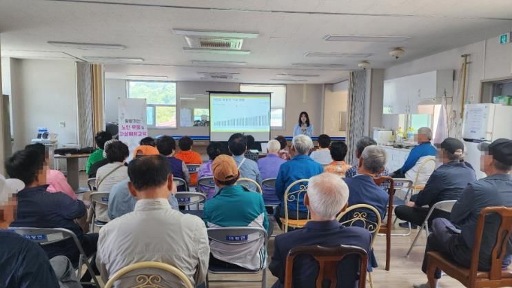 센터 직원이 어르신들을 대상으로 우울증 및 자살예방교육을 하고 있다.