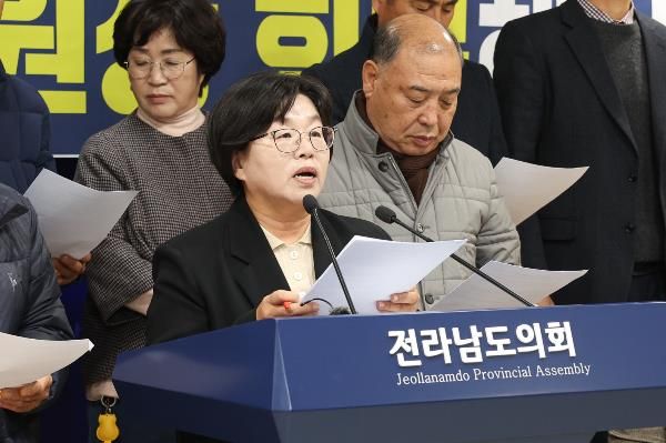 지난 12월 10일, 도의회 브리핑룸에서 진보당·정의당 소속 도의원이 농민단체가 함께 ‘전남도지사는 사과하고, 벼 경영안정대책비를 원상 회복해야 한다’는 기자회견을 열었다.