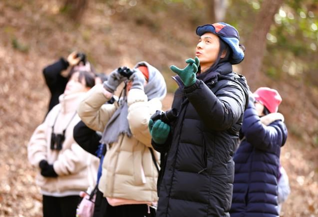 교원 직무연수에서 참가자들이 ‘새’를 주제로 한 탐조 활동에 열중하고 있다. 한국산림복지진흥원 국립나주숲체원 제공