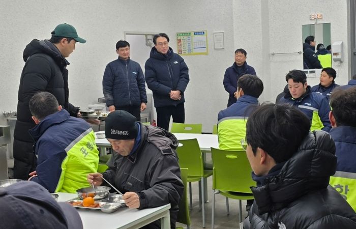 포항시 환경국장은 지난 23일 아침 환경관리원 복지회관을 방문해 환경관리원들을 격려했다.