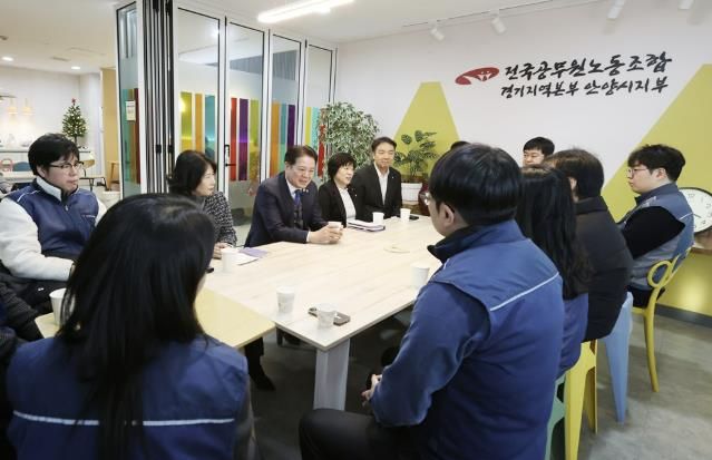 최대호 안양시장이 신년을 맞아 2026년 1월 2일 전공노 경기지역본부 안양시지부를 방문해 공무원노조와 차담을 나누고 있다