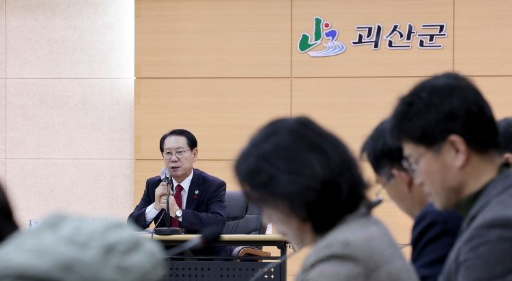 송인헌 괴산군수가 월례간부회의를 주재하고 있다