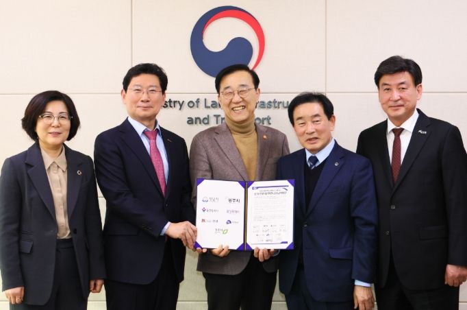 이상일 용인특례시장이 26일 정부세종청사에서 김윤덕 국토교통부 장관에게 '중부권광역급행철도(JTX)'의 신속한 추진을 촉구하는 공동건의문을 전달했다. (사진은 왼쪽부터 김보라 안성시장, 이상일 용인특례시장, 김윤덕 국토교통부장관, 송기섭 진천군수, 방세환 광주시장)