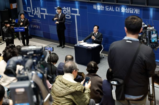 정명근 화성특례시장이 27일 열린 2026년 신년 기자회견에서 언론인과 질의응답을 하고 있다.