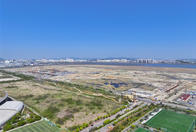 여의도 면적의 4.3배 규모(1,245만㎡)인 송도 11공구의 매립 및 기반시설 공사가 한창 진행중이다. 삼성바이오로직스, 롯데바이오로직스 증설이 가시화되며 기존 4·5·7공구를 중심으로 조성된 바이오클러스터가 11공구로 크게 확장될 전망이다.