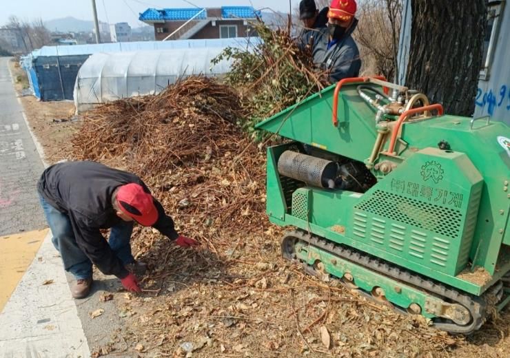 화성특례시 관계자가 영농부산물 파쇄작업을 하고 있다