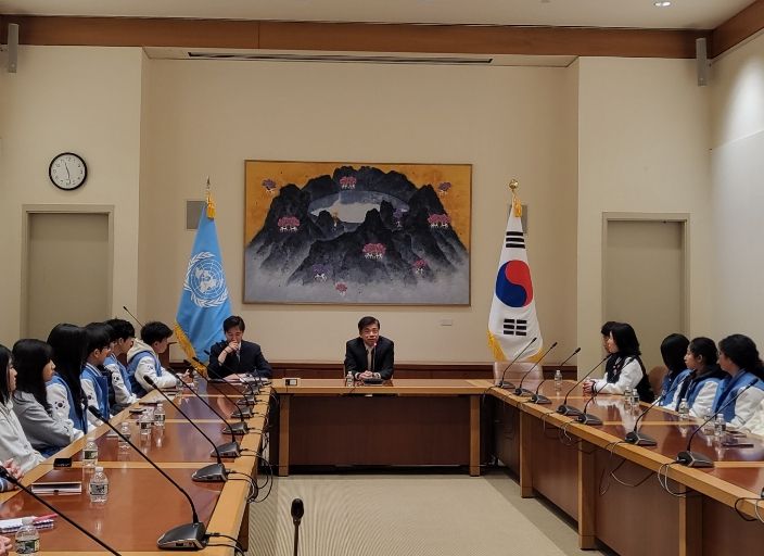 전남학생공공외교스쿨 학생들이 주유엔대한민국대표부를 방문해 차지훈 대사와 간담회를 진행하고 있다.