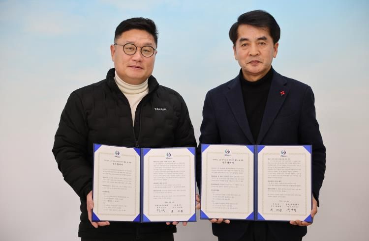 ㈜충북고속, 시외버스 노선 유지 및 교통서비스 향상 위한 업무협약 체결-전인국 대표와 최재형 군수
