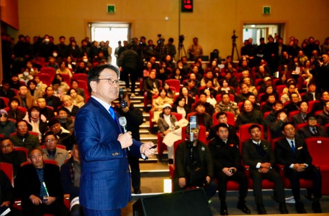 강기정 광주광역시장이 29일 오후 3시30분 장성문화예술회관 소공연장에서 열린 ‘광주전남 통합 도민과의 상생토크'에 참석해 전남도민들에게 광주전남 통합 관련 내용과 산업‧경제‧교통 분야 등 주민 생활에 미치는 영향 등을 설명하고 있다. /광주광역시 제공