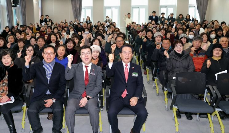 송인헌 괴산군수(앞줄 오른쪽에서 네 번째)와 참여단체가 한자리에 모여 행사를 진행하고 있다.
