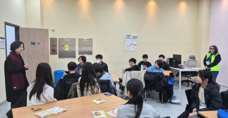 군포의왕교육지원청 정숙경 교육장이 양평캠퍼스를 방문해 글로컬 언어 캠프 활성화 방안을 논의하고 있다.