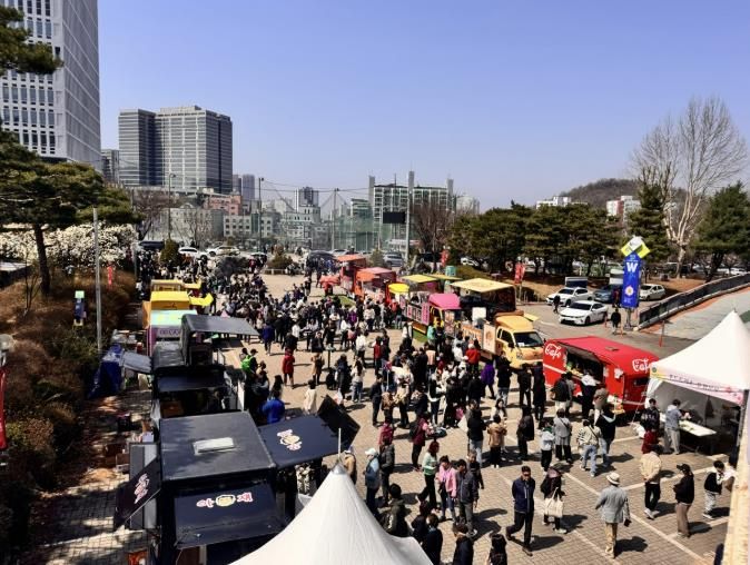 2025년 부천페스타-봄꽃여행 푸드트럭존 모습