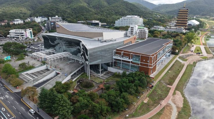 경주시는 경주화백컨벤션센터 바로 옆에 별동으로 지어진 국제미디어센터를 일반건축물로 전환해 APEC 정상회의 이후에도 국제회의와 전시 등 마이스(MICE) 인프라로 활용할 계획이다.