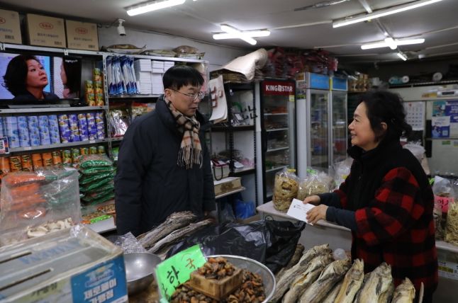 물가상황을 점검하고 상인들의 애로사항을 청취하고 있는 안형준 국가데이터처장(왼쪽)