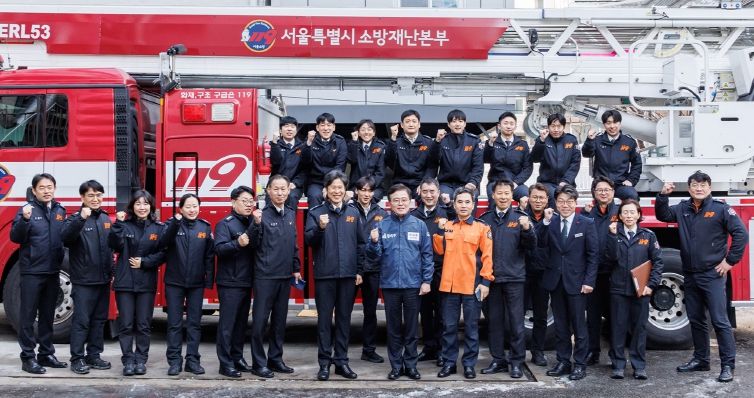 진교훈 서울 강서구청장(앞줄 오른쪽 여섯 번째)이 2일 강서소방서를 방문해 이원석 강서소방서장(앞줄 오른쪽 일곱 번째) 등과 기념촬영을 하고 있다.