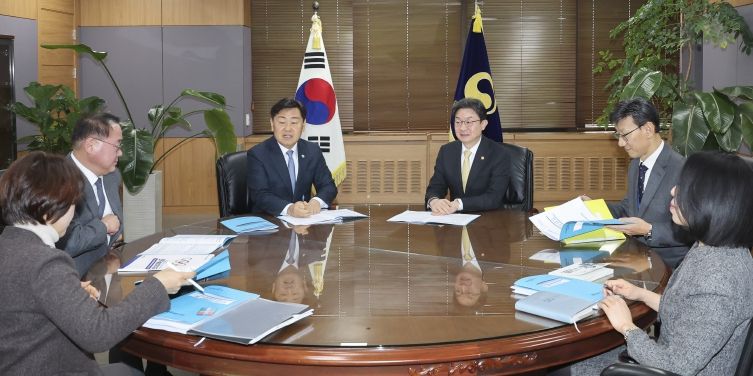 4일 정부서울청사 금융위원회에서 김관영 전북특별자치도지사가 이억원 금융위원회 위원장과 면담하고 전북 금융중심지 지정을 공식 요청하고 있다.