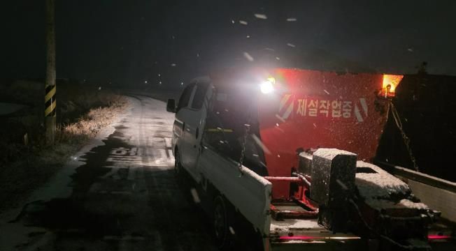 지난 2일 오전 4시경 진행된 도로 제설 작업 모습