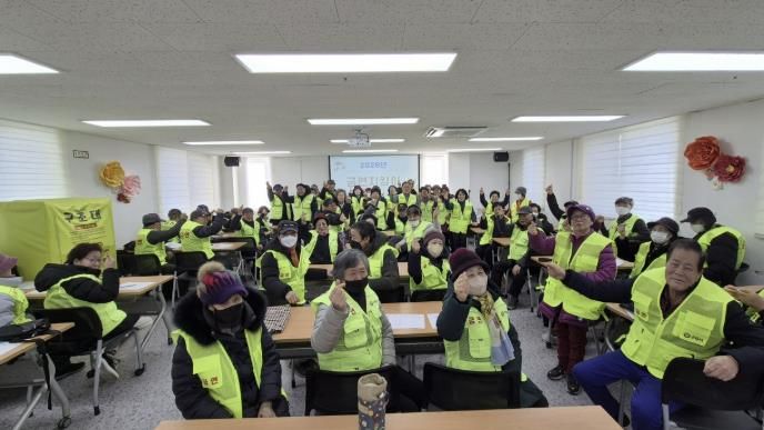 구리시니어클럽에서 안전 교육을 진행하고 있다.