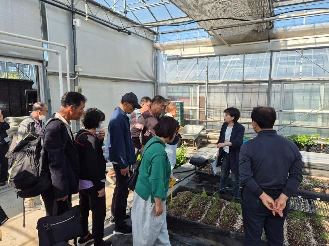 지난해 교육생들이 조직배양묘 증식온실 견학 및 현장 교육중이다.