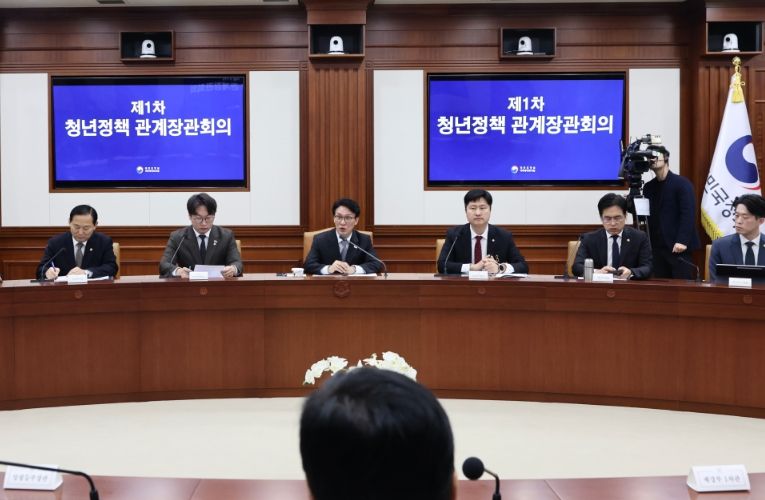 김민석 국무총리가 6일 세종대로 정부서울청사에서 열린 청년정책 관계장관회의를 주재하고 있다.