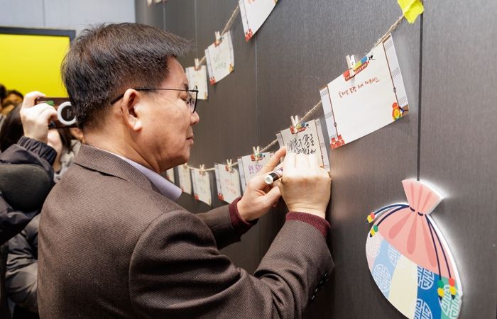 ‘도화 뭐하니?’ 축제에서 청소년들에게 전할 덕담을 적고 있는 박강수 마포구청장