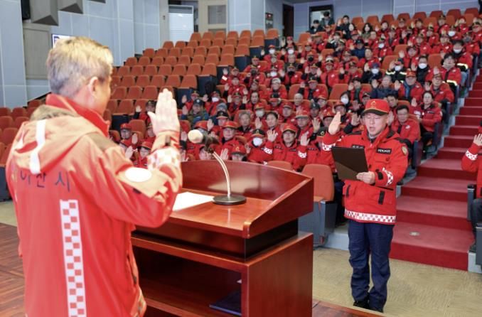 산불방지다짐결의대회에서 구호를 제창하는 모습