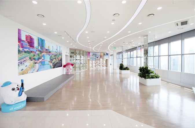 IFEZ 홍보관 전경-IFEZ 홍보관은 지난 2015년 3월 개관한 시설로 인천경제자유구역의 개발 역사와 미래 비전을 살펴볼 수 있다. 10년 만인 지난해 7월 새단장을 마치고, 도심의 랜드마크이자 글로벌 홍보 플랫폼으로 자리매김하고 있다.