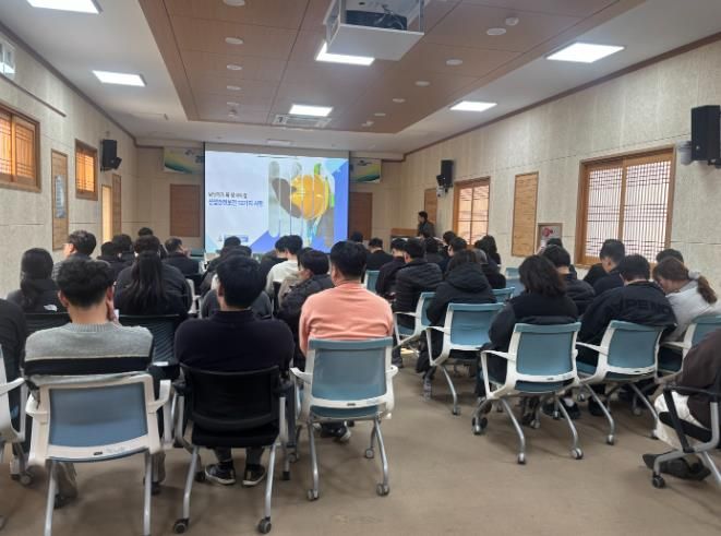 중대재해팀장이 직원들을 대상으로 교육을 안내하고 있다.