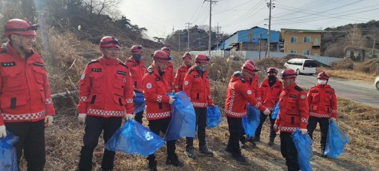산림재난대응단이 산지정화 활동을 추진하는 모습