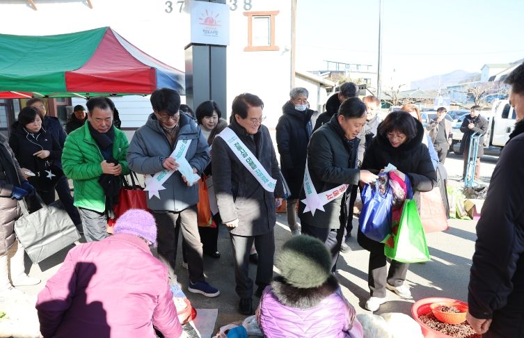 청도군, 설 명절 앞두고 전통시장 장보기 행사 열어(청도시장)