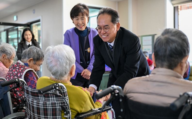 엄태현 영주시장 권한대행이 어르신들과 안부인사를 나누고 있다.