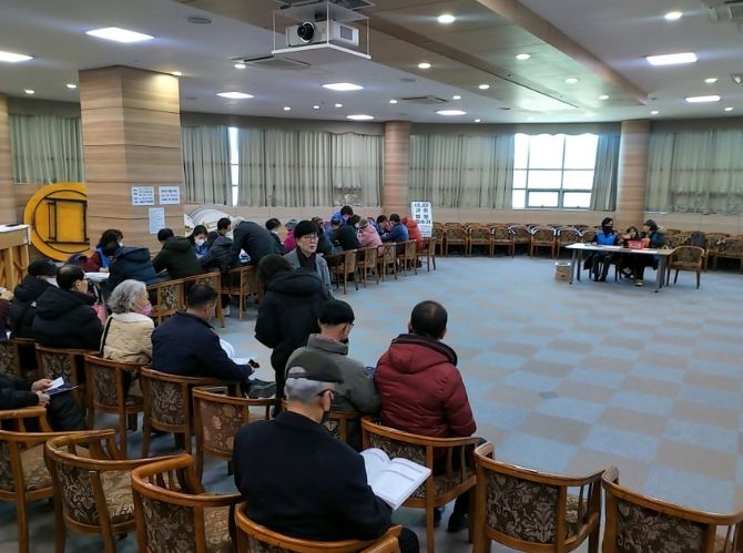 9일 포항 뱃머리 평생교육관 다목적실에서 수강신청 현장 지원창구를 운영하고 있다.