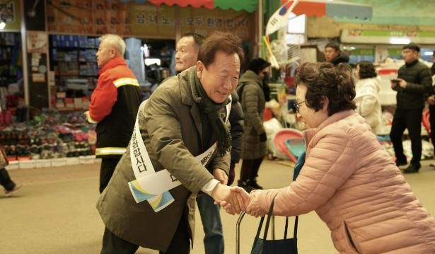 봉화군, 설 맞이 전통시장 장보기 행사로 지역경제 활력 불어넣어