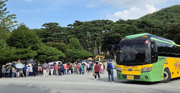 영주시는 2026 농특산물 마케팅투어에 참여할 여행사를 모집한다(영주시 방문 단체 관광객 모습)